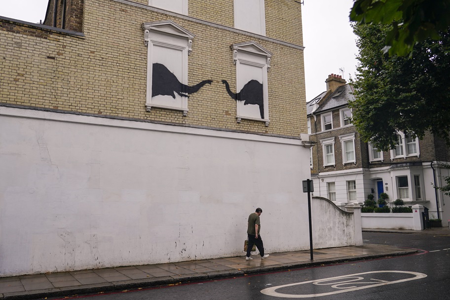 New Banksy Art Shows Up in London, Identity Still a Secret