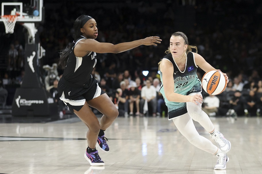 Sabrina Ionescu drives past Jackie Young in WNBA action